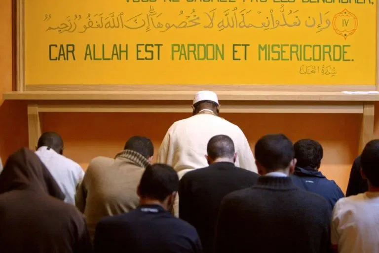 201130_Liberation_Priere_Osny_fevrier2005-768x513.webp